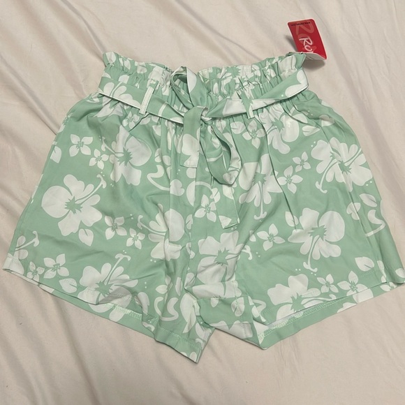 3/$15 NWT Green floral shorts medium - Picture 4 of 5